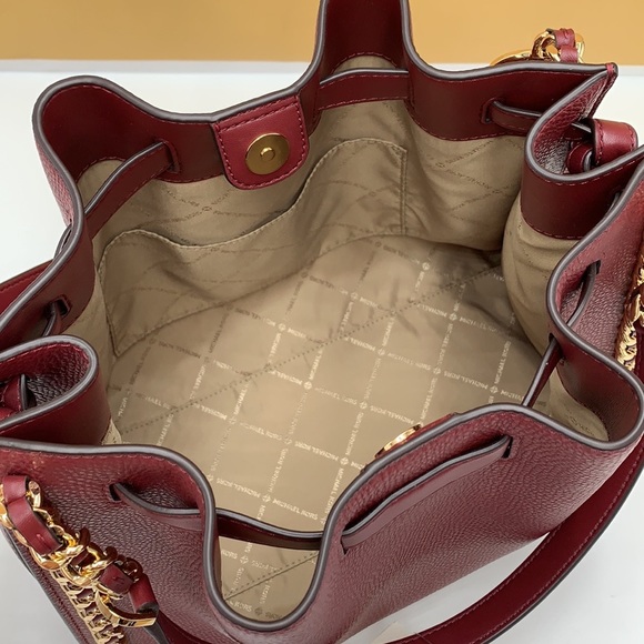 MICHAEL KORS
MINA LARGE BELTED CHAIN SHOULDER BAG DARK CHERRY COLOR - Picture 10 of 16